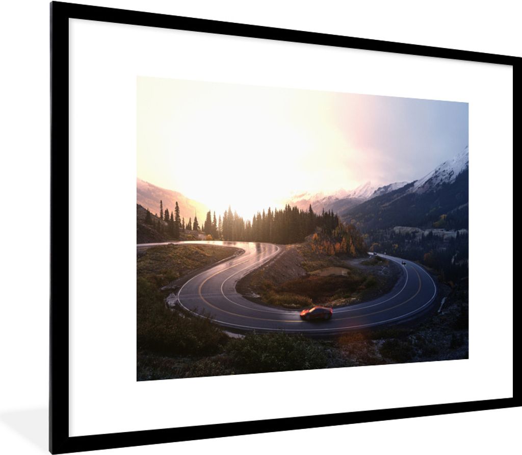 MuchoWow Gerahmtes Poster Schneller Lamborghini auf der Straße 80x60 cm - Poster mit Schwarzem Bilderrahmen Wandposter Rahmen Foto Bilder - Schl...
