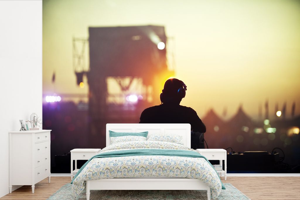 MuchoWow Fototapete für Wohnzimmer oder Schlafzimmer Wandtapete Vinyl Motivtapete DJ bei einem Festival - 360x240 cm - Vinyl-Tapete