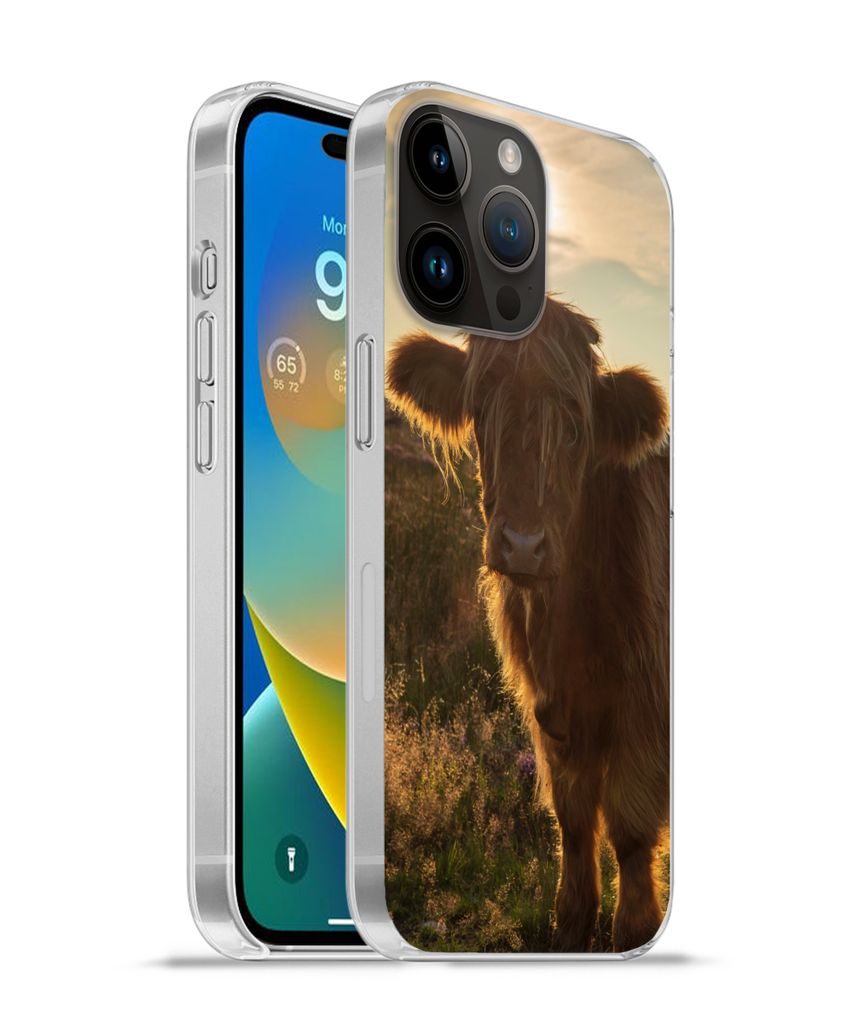 MuchoWow Handyhülle Schutzhülle Hülle für Apple iPhone 14 Pro Max Schottischer Highlander - Sonnenuntergang - Gras Silikon Softcase Handy Hü...