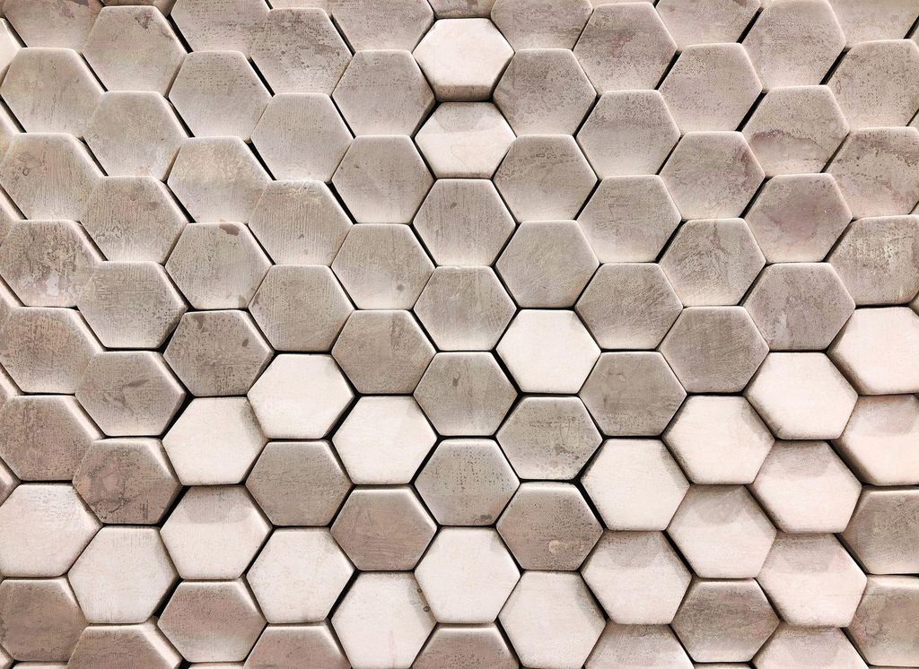Silber Fototapete in 3D Optik | Hexagon Tapete mit Metallic Effekt ideal für Büro und Küche | Vlies Fototapete mit Waben