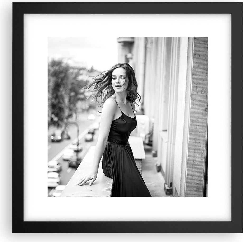 Gerahmtes Poster - Schwarzer Rahmen - Frau Balkon Straße - 30x30 cm - Wand Bild - Wanddeko - Wandbilder - Kunstposter - Wandposter - Bilderrahmen ...