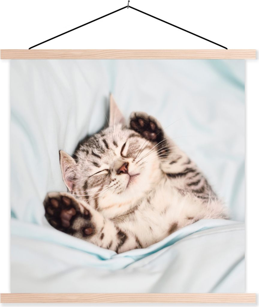 MuchoWow Textilposter Kätzchen - Bett - Pfoten - Mädchen - Kinder - Kinder - Kind 120x120 cm mit holzfarbenen Rahmen - Textil-Poster