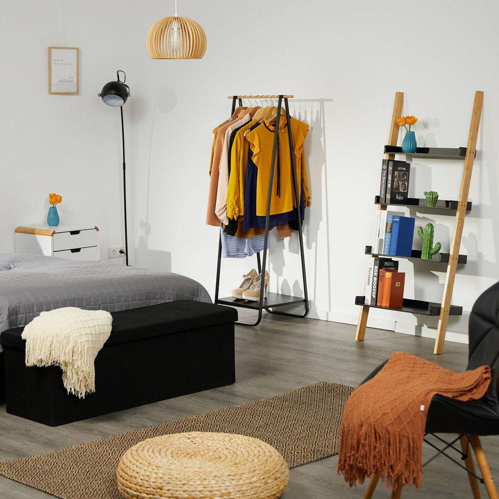 Kleiderbügel aus Metall mit Ablage