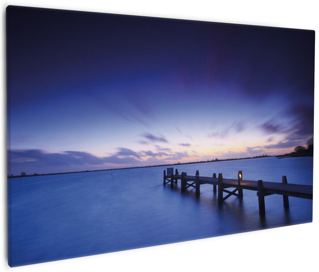 Wallario Premium Leinwandbild Steg bei Abenddämmerung - Blauer Himmel bei Nacht in Größe 60 x 90 cm