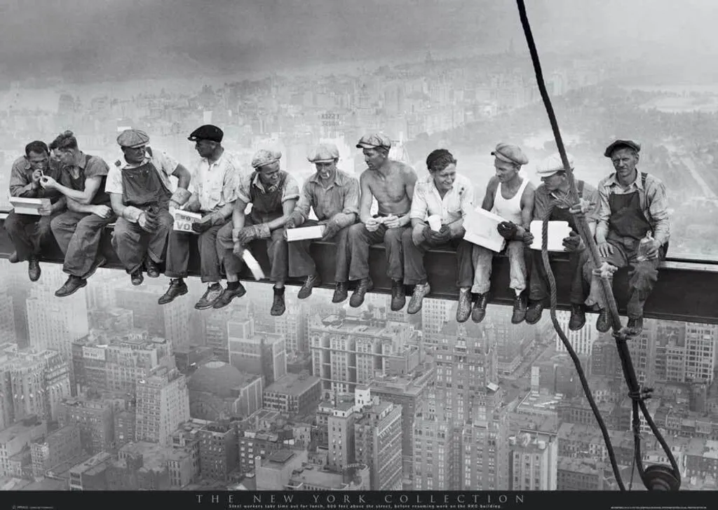 Affiche New York Men On Girder avec Support Bois Noir 92 cm Prêt à Poser