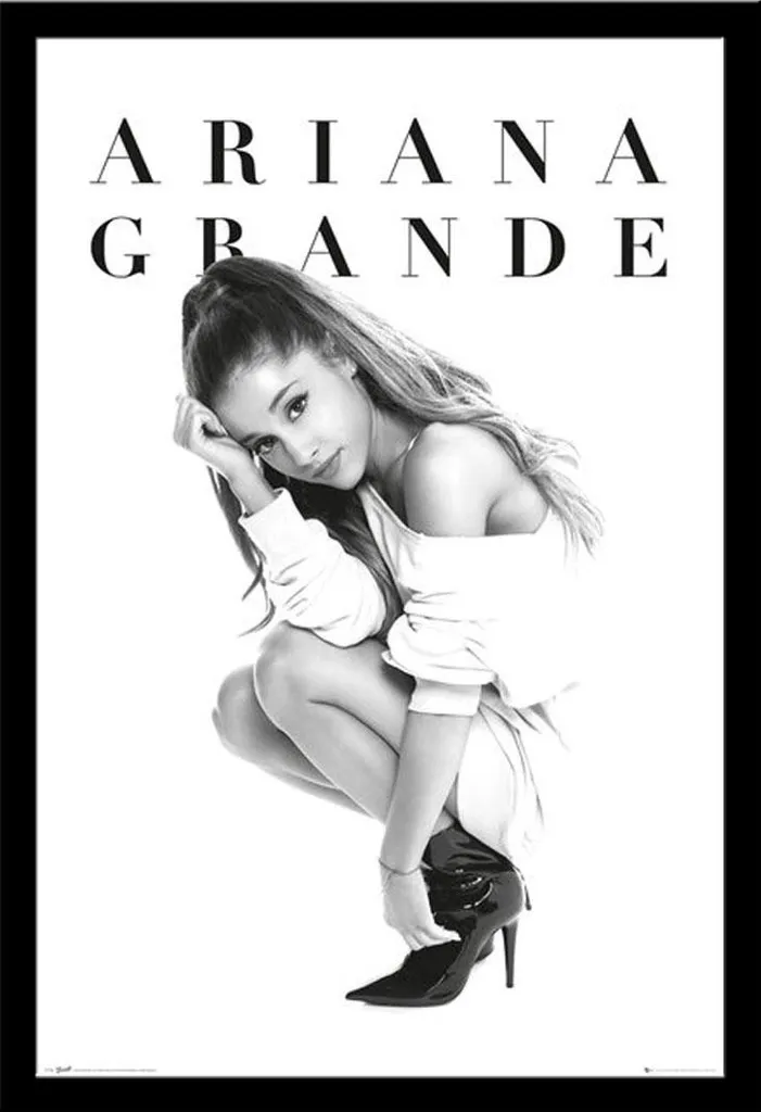 Décorer une Chambre Fan de Pop avec ce Poster Ariana Grande Encadré Noir
