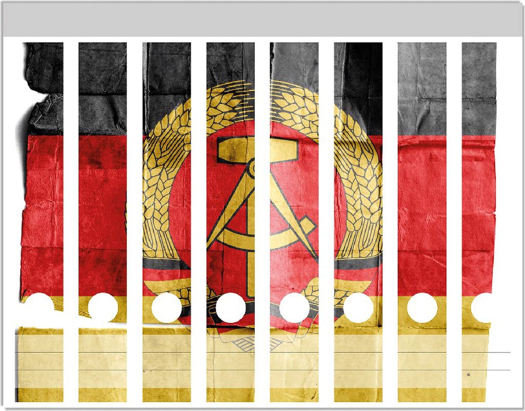 Wallario Ordnerrücken Sticker, selbstklebend für schmale Ordner, 8 Stück, Motiv DDR Flagge auf altem Papier - schwarz rot gold