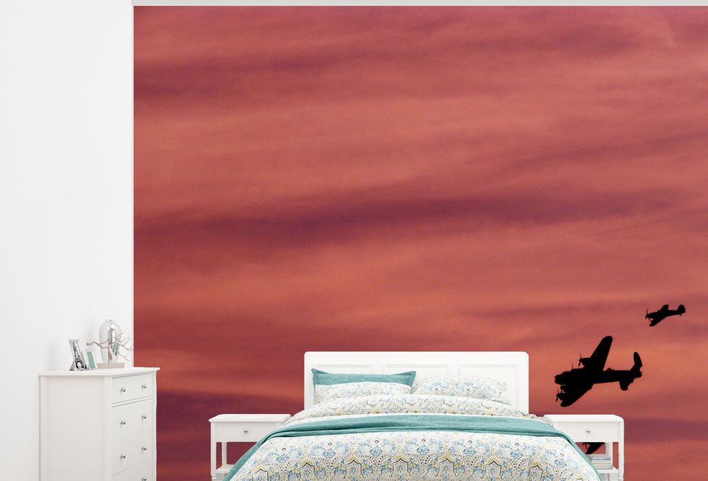 MuchoWow Fototapete für Wohnzimmer oder Schlafzimmer Wandtapete Vinyl Motivtapete Drei Spitfire-Flugzeuge in einem roten Himmel - 275x220 cm - G...