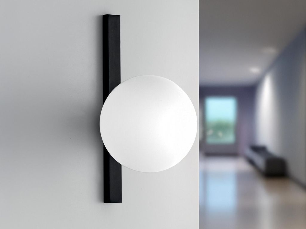 Schwarze Metall-Wandleuchte mit weißem Glaskugel Licht Enoire