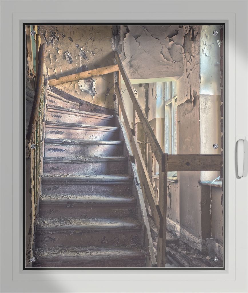 Wallario Lichtschutzbild, Dekorativer Sichtschutz Sonnenschutz 76 x 93 cm mit Motiv: Treppe in einem alten Haus - Verdunklung ohne Bohren