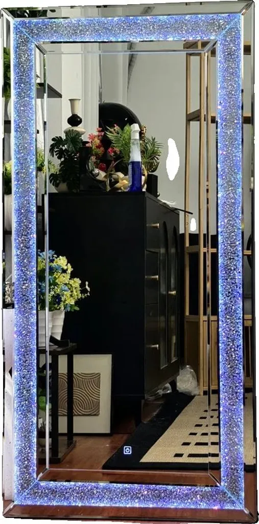 Miroir plein corps avec lumières RGB intégrées et design élégant chic