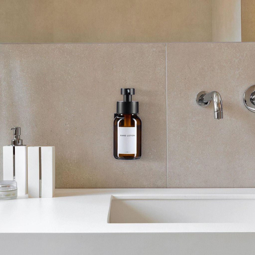 Seifenspender aus Glas zur Wandmontage, Bernstein, schwarze Pumpe