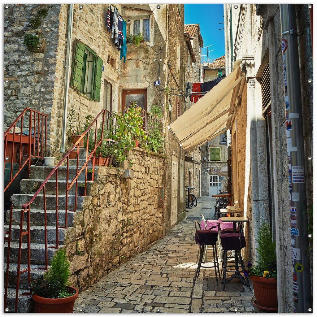Wallario XXL Outdoor-Poster für Garten oder Balkon, Motiv Romantische Gasse in Kroatien mitten in der Stadt, in ca. 200 x 200 cm