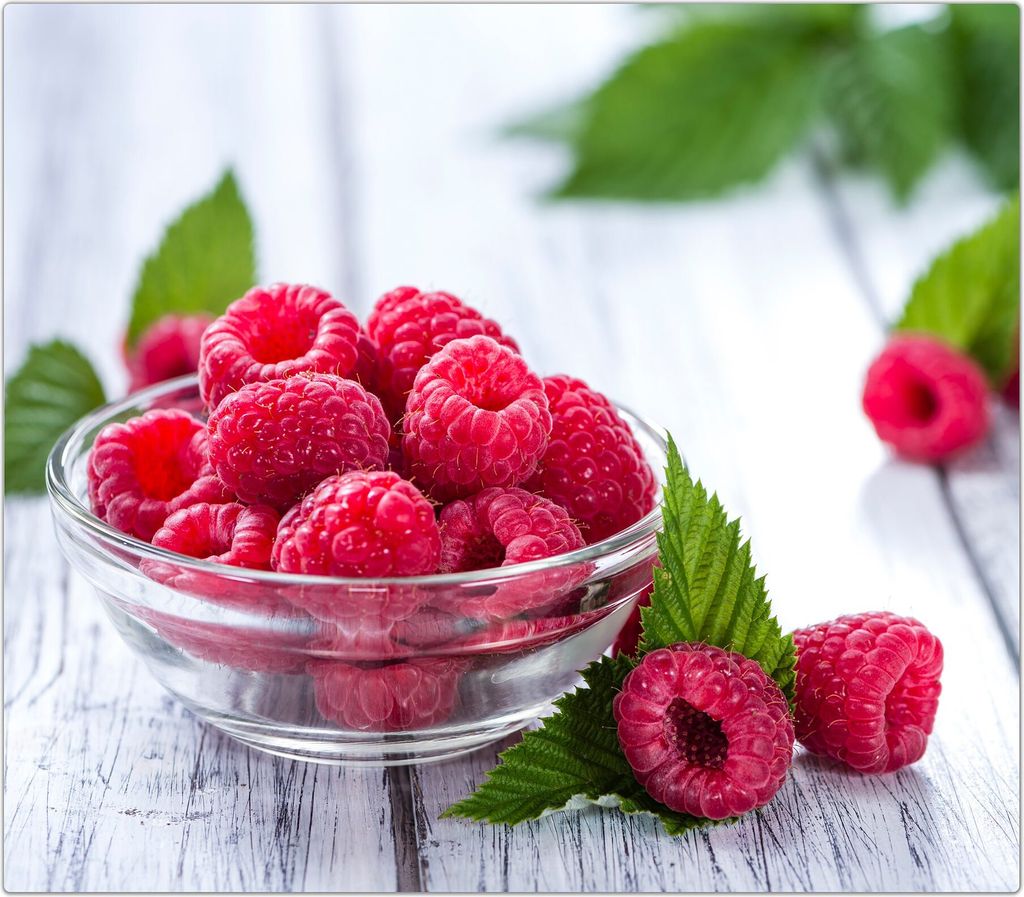 Spritzschutz Herdabdeckplatte Schneidebrett aus Glas Himbeeren in Glasschale 1-Teilig (60x52cm)