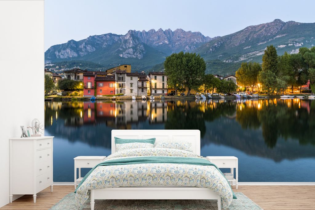 MuchoWow Fototapete für Wohnzimmer oder Schlafzimmer Wandtapete Vinyl Motivtapete Lecco - Berg - Comer See - Licht - 390x260 cm - Papiertapete