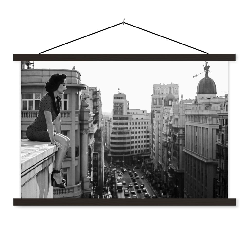 MuchoWow Textilposter Madrid - Architektur - Spanien - Frau 150x100 cm mit schwarzem Rahmen - Schlafzimmer