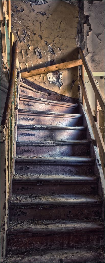 Wallario Poster - Treppe in einem alten Haus, Kunstdruck Größe: 80 x 200 cm