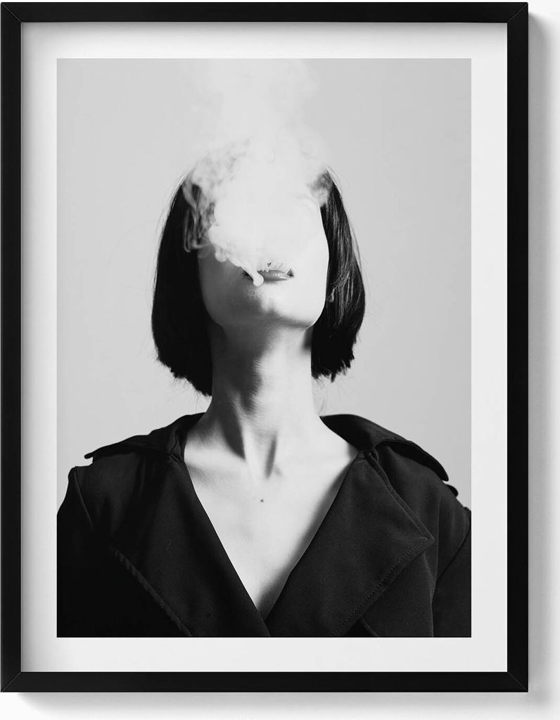 Mysteriöses Porträt einer rauchenden Frau– Wandbild mit Rahmen – Gerahmtes Bild – Wanddekoration – 60x80 cm – Schwarz Rahmen