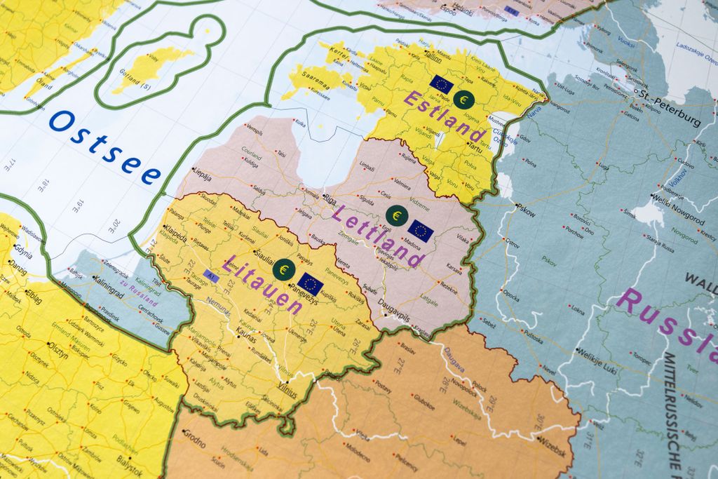 GeoMetro Europakarte mit Laminierung und Holzleisten zum Produktbild 6