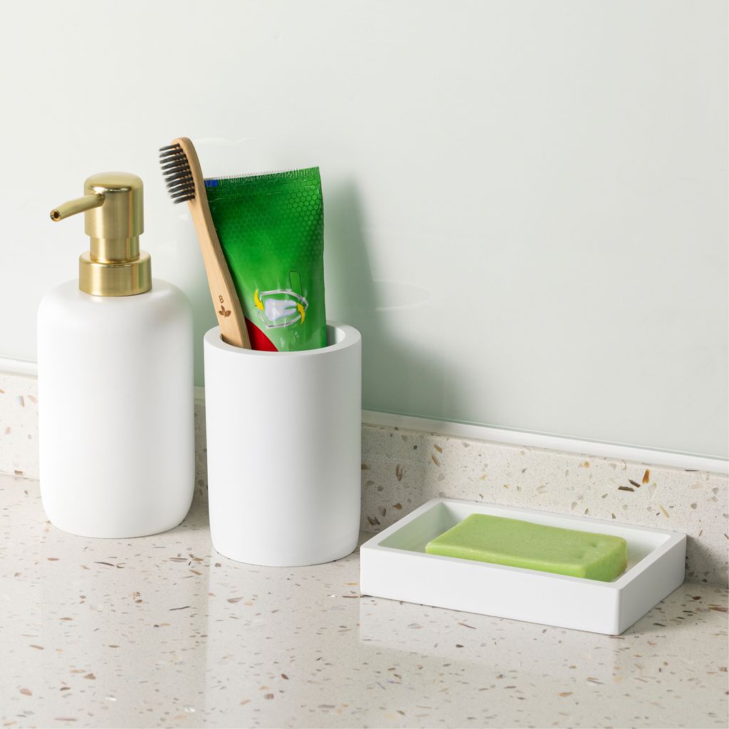 Navaris Badezimmer Set 3-teilig - dekoratives Badzubehör inkl. Zahnputzbecher Seifenspender Seifenschale - Bad Accessoires aus Kunstharz - Weiß