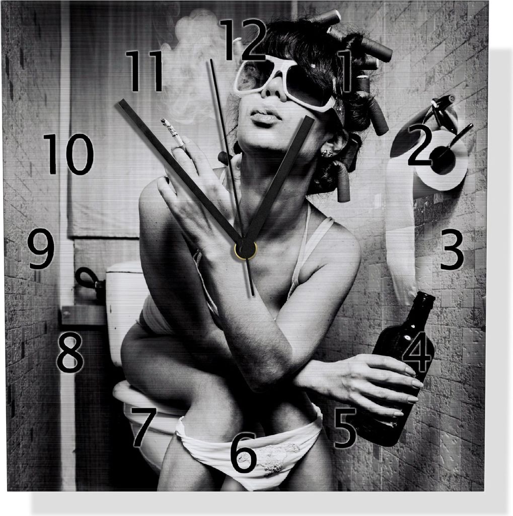 Wallario Design Wanduhr Kloparty - Sexy Frau auf Toilette mit Zigarette und Schnaps aus Aluverbund, Größe 30 x 30 cm
