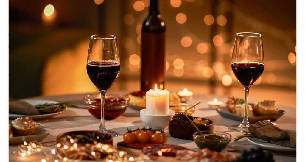 Jochen Schweizer Candle Light Dinner für 2 Steyr (5-Gang-Menü); Erlebnis verschenken oder selbst erleben; Gutschein gültig für 2 Personen