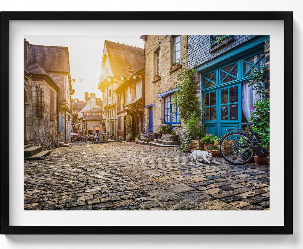Straße in der Altstadt– Wandbild mit Rahmen – Gerahmtes Bild – Wanddekoration – 80x60 cm – Schwarz Rahmen