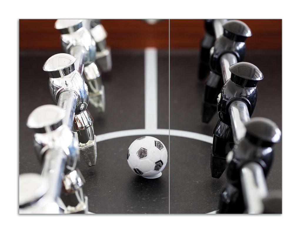 Wallario Herdabdeckplatte aus Glas, Größe 70 x 52 cm 2-teilig, Motiv Kicker-Tisch in Nahaufnahme - Ball in der Mitte