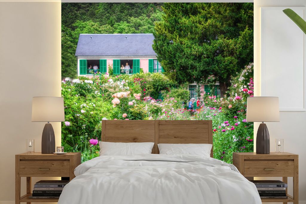 MuchoWow Fototapete für Wohnzimmer oder Schlafzimmer Wandtapete Vinyl Motivtapete Weg zum Bauernhaus mit Türen im Garten von Monet in Frankreic...