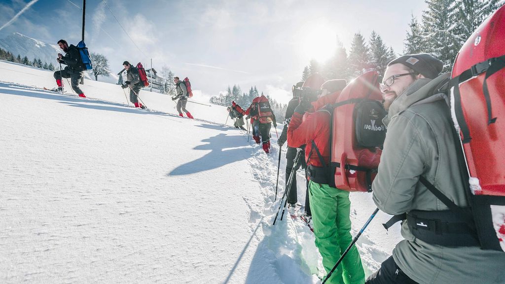 Jochen Schweizer Schneeschuhtour und Bobfahrt für 2; Erlebnis verschenken oder selbst erleben; Gutschein gültig für 2 Personen Gruppengröße: a...
