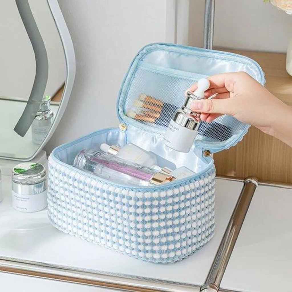 Trousse maquillage velours : fini le désordre dans votre sac à main !