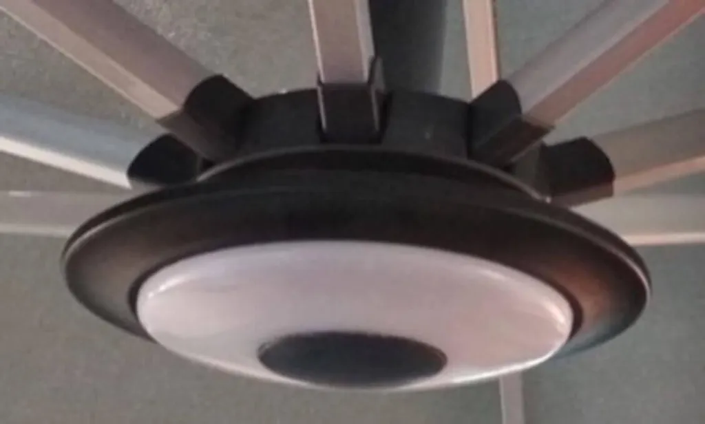 Lampe LED de Parasol Caesar : Éclairage et Son Bluetooth sans Câble