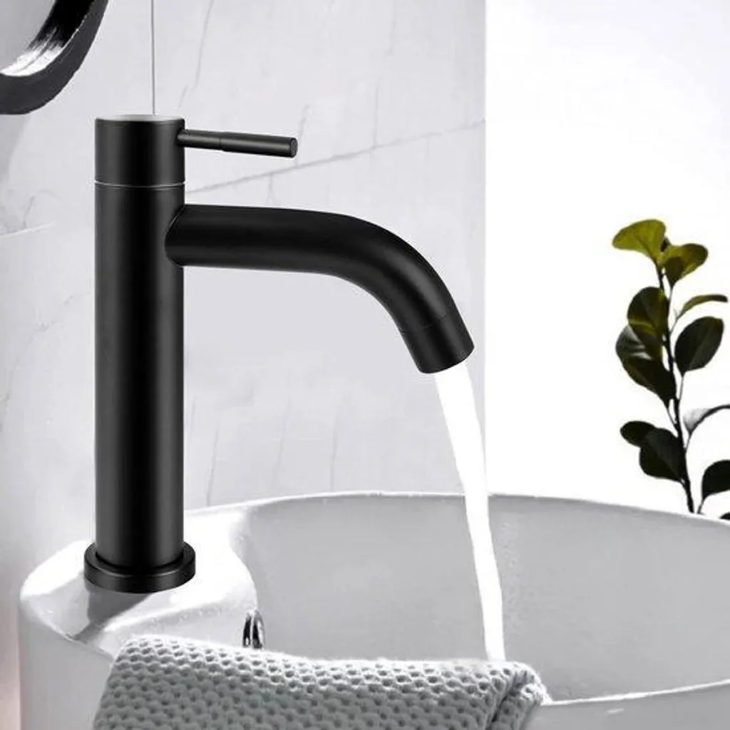 Robinetterie salle de bains eau froide en acier avec raccordement