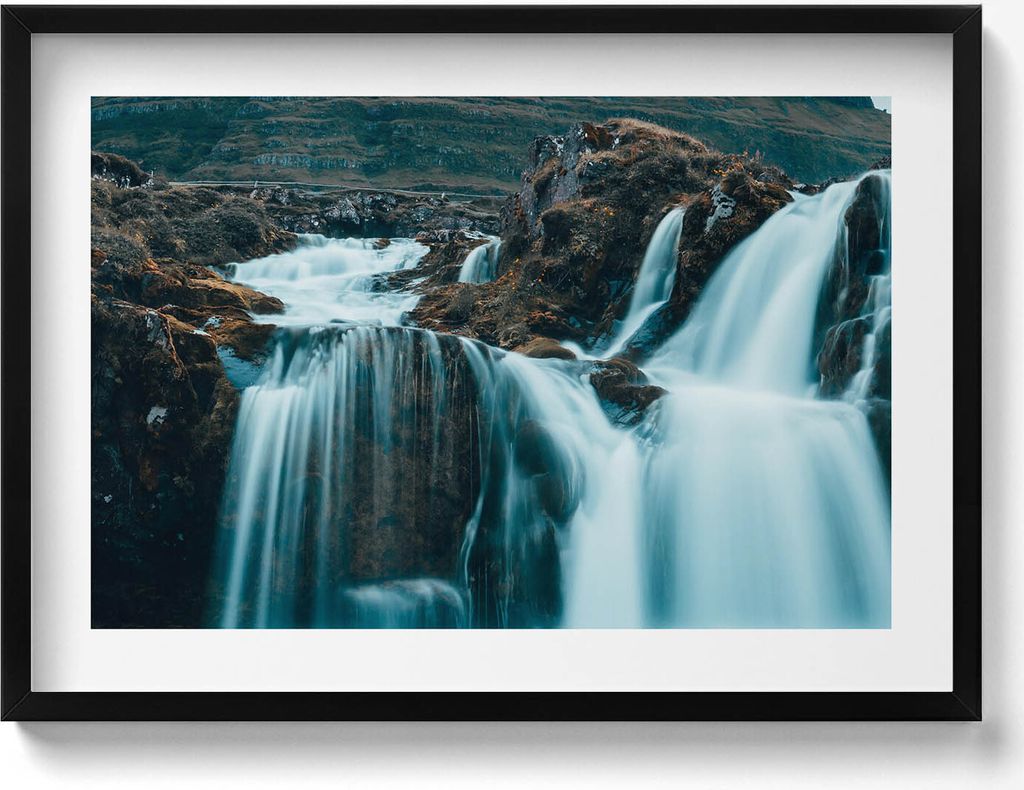 Foto eines Bergwasserfalls– Wandbild mit Rahmen – Gerahmtes Bild – Wanddekoration – 70x50 cm – Schwarz Rahmen