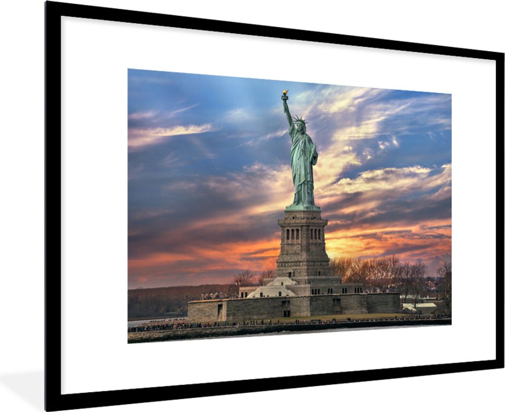 MuchoWow MuchoWow Gerahmtes Poster Freiheitsstatue in New York bei Sonnenuntergang 90x60 cm - Poster mit zchwarzem Bilderrahmen - Wanddekoratio...