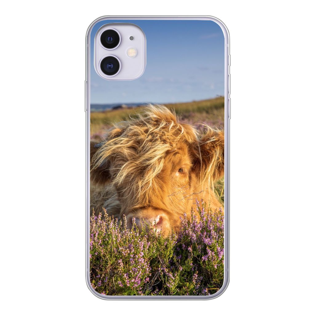 MuchoWow Handyhülle Schutzhülle Hülle für iPhone 11 Schottische Highlander - Heide - Gras - Tiere Silikon Softcase Handy Hülle - Handytasche