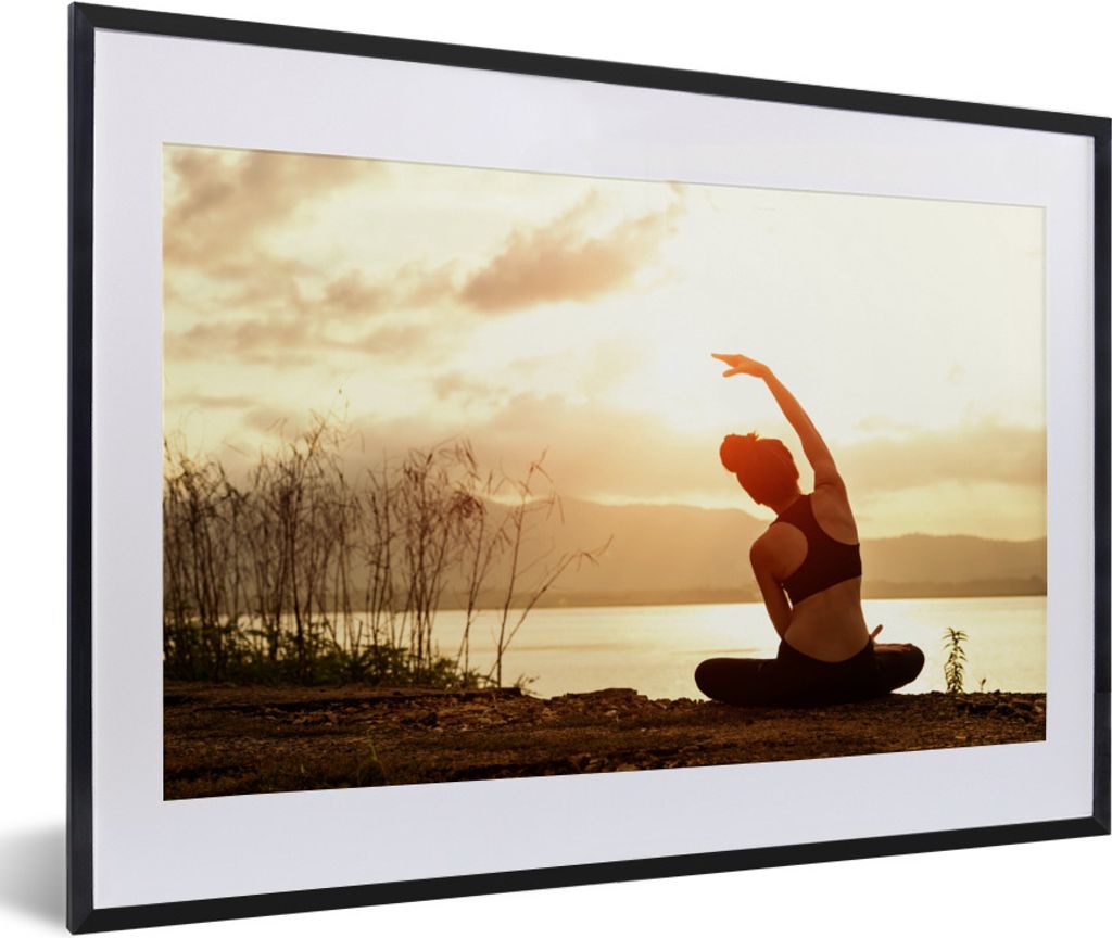 MuchoWow Gerahmtes Poster Silhouette einer jungen Frau macht Yoga am Strand 60x40 cm - Poster mit Schwarzem Bilderrahmen Wandposter Rahmen Foto B...