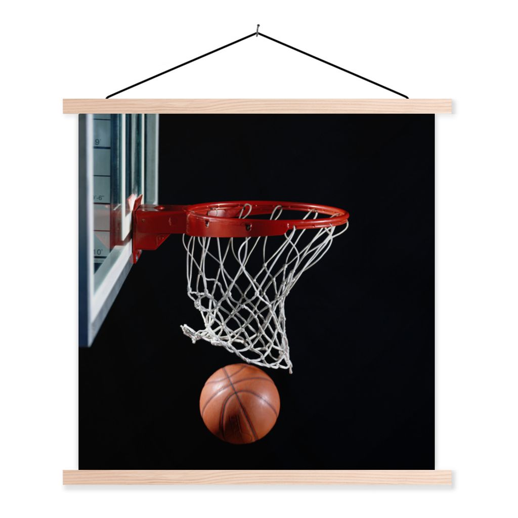 MuchoWow Textilposter Ein Basketball neben dem Korb auf schwarzem Hintergrund 120x120 cm mit holzfarbenen Rahmen - Textil-Poster