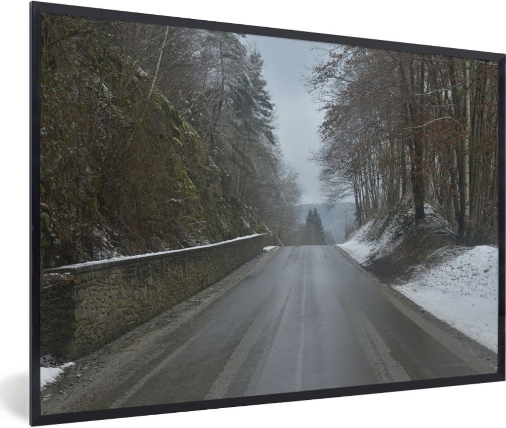 MuchoWow Gerahmtes Poster Beide Seiten einer Straße in den Ardennen sind mit Schnee bedeckt 30x20 cm - Poster mit Schwarzem Bilderrahmen Wandpos...