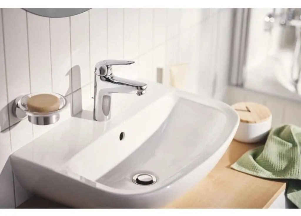 Robinet GROHE finition chromée et métal robuste pour installation sanitaire