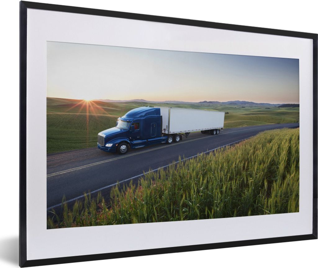 MuchoWow MuchoWow Gerahmtes Poster Lkw-Fahren in einer grünen Umgebung 60x40 cm - Poster mit zchwarzem Bilderrahmen - Schlafzimmer - Plakat in...