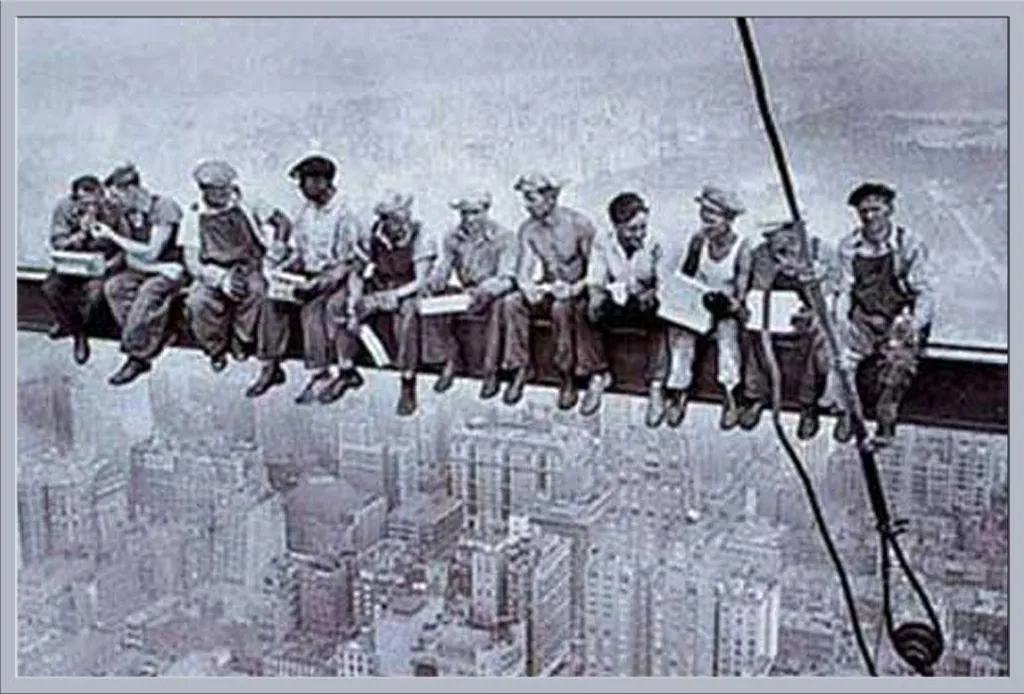Cadre avec affiche New York Men On Girder, décoration murale argentée
