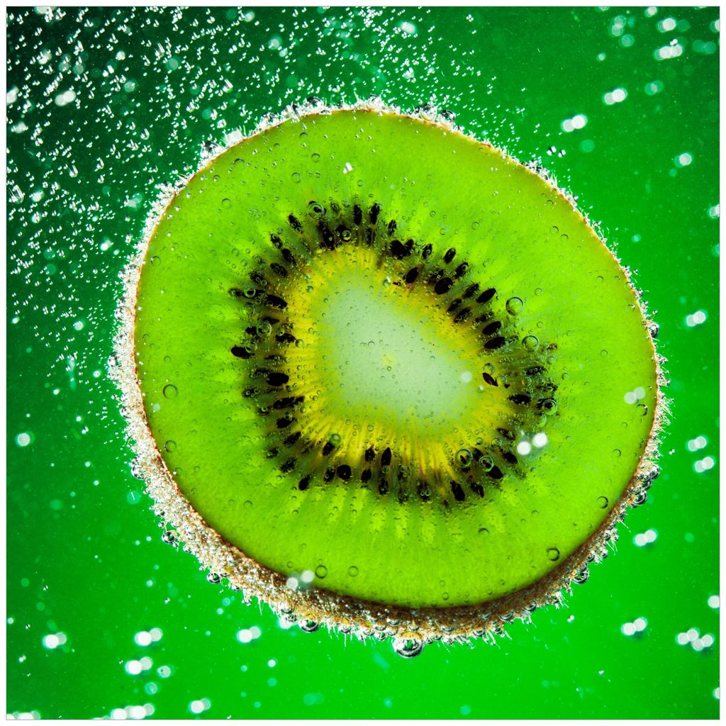 Wallario Magnet für Kühlschrank / Geschirrspüler, magnetisch haftende Folie - 60 x 60 cm, Motiv: Grüne Kiwi-Scheibe im Wasser