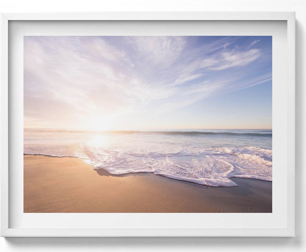 Ruhige Aussicht auf Strand und Meer– Wandbild mit Rahmen – Produktbild 