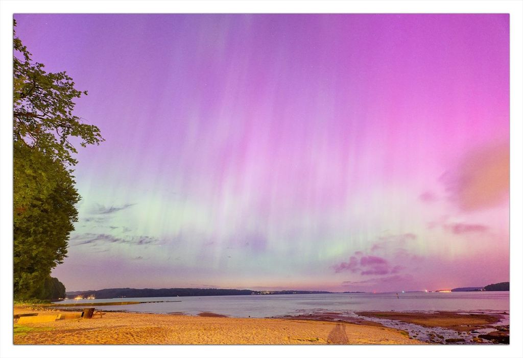 Wallario selbstklebendes Poster - Leuchtende Lichter über Sandstrand, Größe: 61 x 91,50 cm
