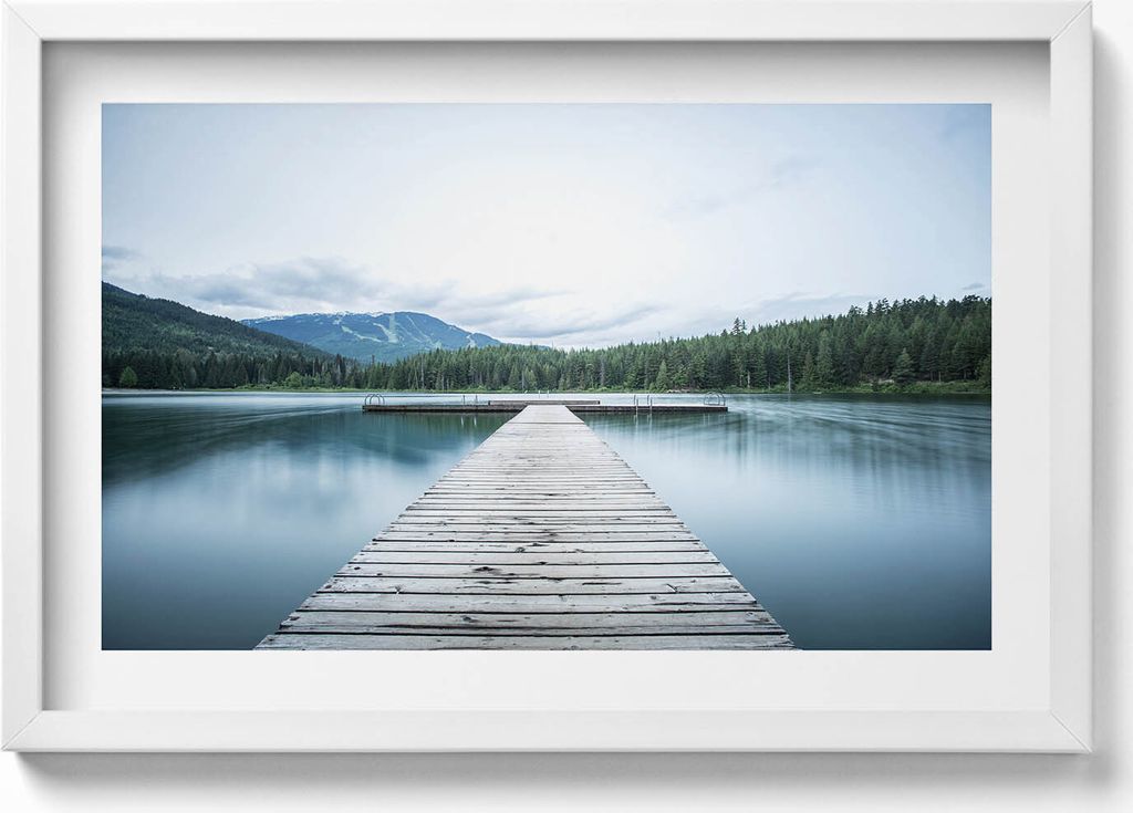 Hölzerne Plattform auf einem See in den Bergen– Wandbild mit Rahmen – Gerahmtes Bild – Wanddekoration – 60x40 cm – Schwarz Rahmen