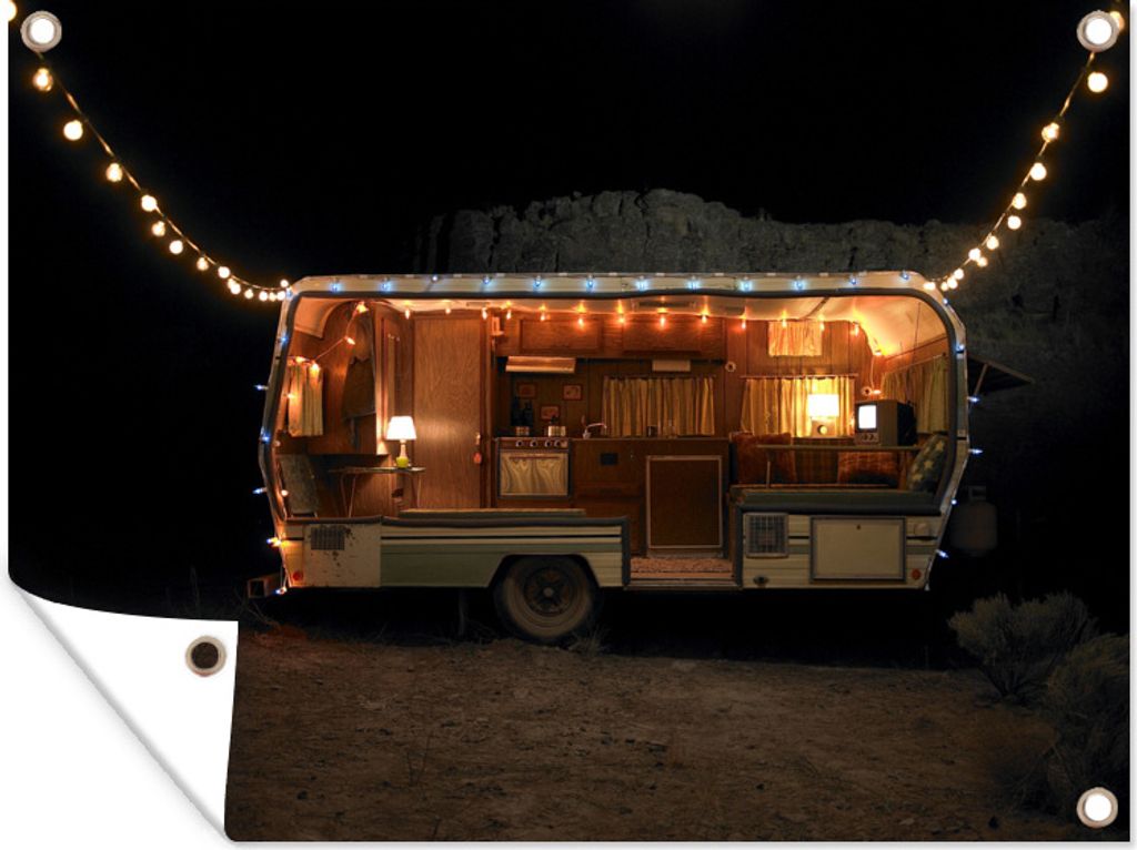 MuchoWow 80x60 cm Outdoor-Poster Gartendeko Sichtschutz Garten Poster für den Garten Ein Wohnwagen mit Beleuchtung