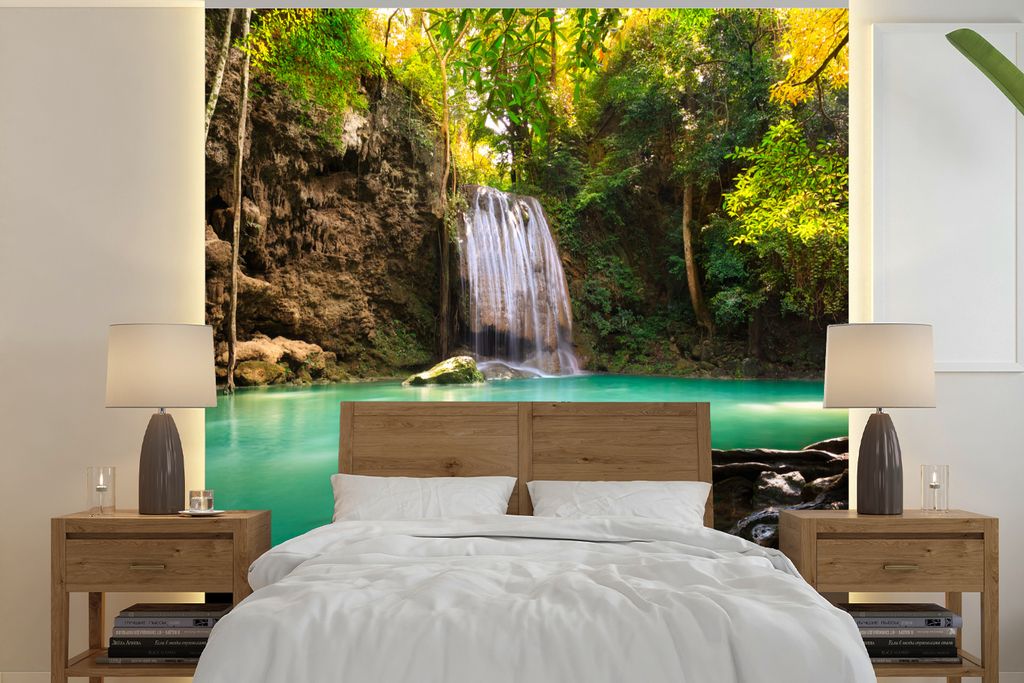 MuchoWow Fototapete für Wohnzimmer oder Schlafzimmer Wandtapete Vinyl Motivtapete Sonnenlicht an einem Wasserfall im Erawan-Nationalpark, Thaila...