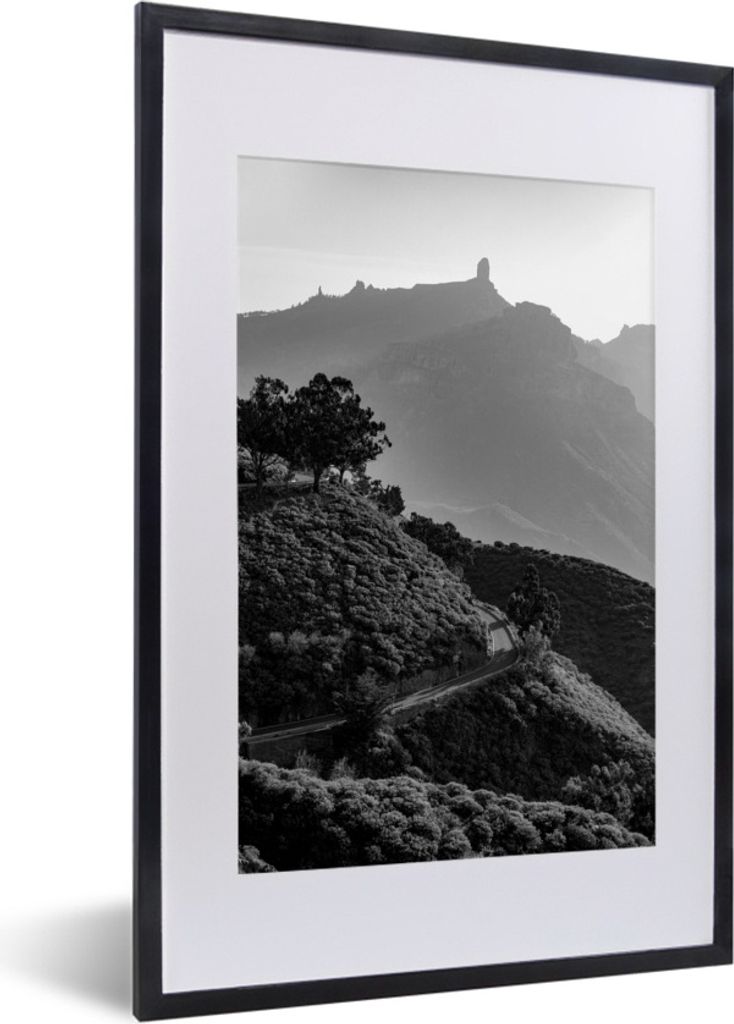 MuchoWow Gerahmtes Poster Eine Straße nach Roque Nublo auf Gran Canaria - schwarz und weiß 40x60 cm - Poster mit Schwarzem Bilderrahmen Wandpos...