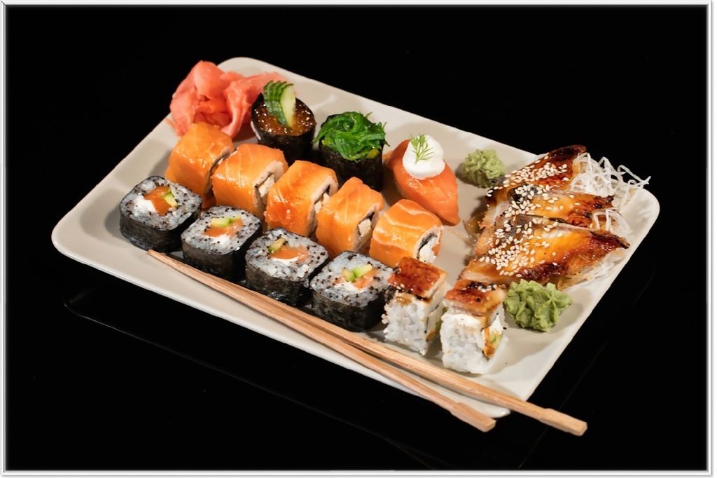 Wallario Wandbild Sushi-Menü mit Inside-Out Sushi, Nigiri und Wasabi, Größe: 61 x 91,50 cm, Poster mit weißem Aluminiumrahmen